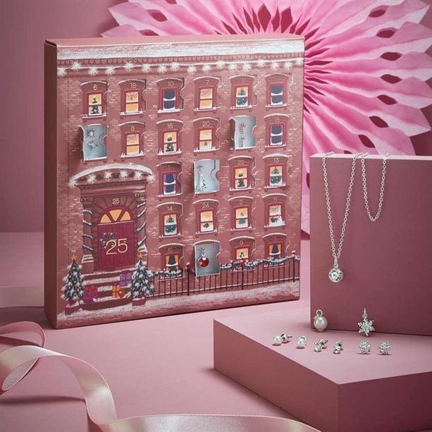 Комплект бижутерии "Скарлетт": украшение на шею (1 шт.), серьги (12 пар), сменные подвески (12 шт.) Комплект бижутерии "Скарлетт": украшение на шею (1 шт.), серьги (12 пар), сменные подвески (12 шт.)