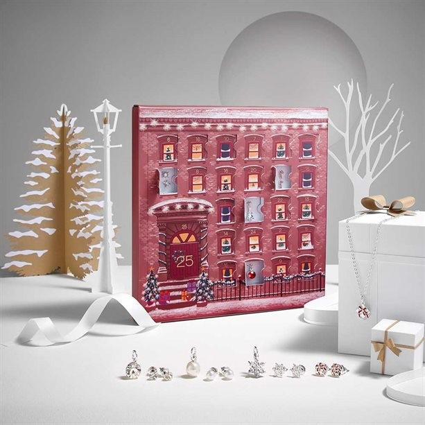 Комплект бижутерии "Скарлетт": украшение на шею (1 шт.), серьги (12 пар), сменные подвески (12 шт.) Комплект бижутерии "Скарлетт": украшение на шею (1 шт.), серьги (12 пар), сменные подвески (12 шт.)