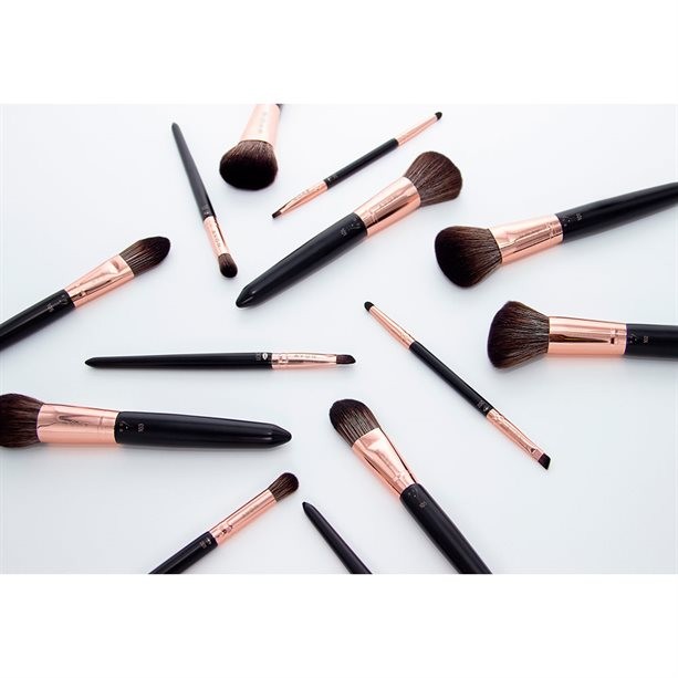 Кисть кабуки для нанесения тональной основы