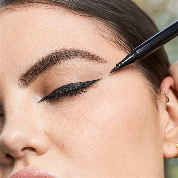 Жидкий лайнер для глаз "СуперСтойкость" Жидкий лайнер для глаз "СуперСтойкость"